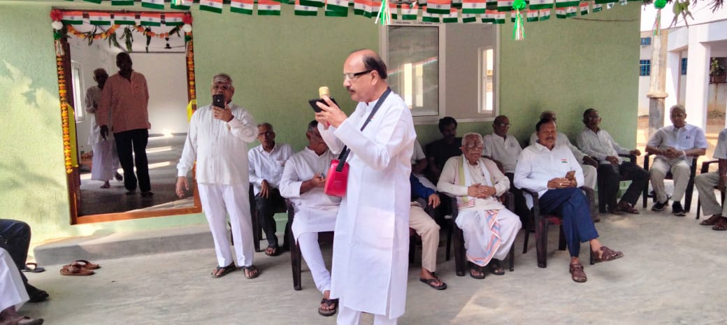 2. Brig Gopal singing patriotic songs on indipendance day celebrations.